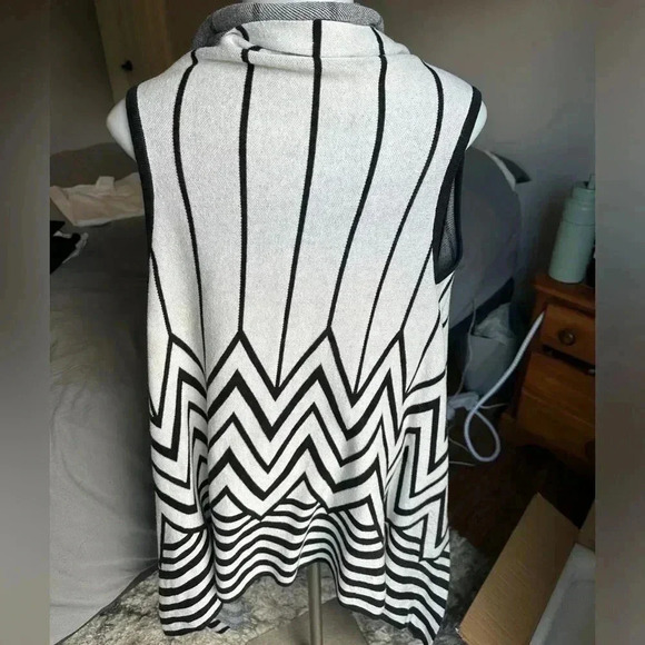 Size M Merona black and white sweater shawl - Picture 2 of 4